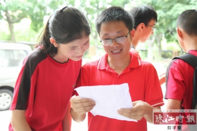 在南海实验中学,考生与班主任一起查看成绩。珠江时报记者/刘贝娜摄