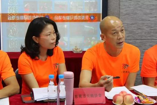 东莞市长跑协会代表古庆华（右）发言