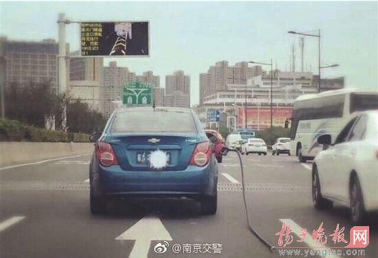小轿车带“枪”疾驰南京街头