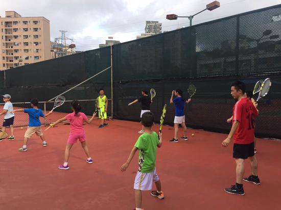 湛江青少年网球公益培训开幕 共计开设9个培训
