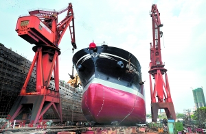 昨日，广船国际荔湾厂区3号船台建造的最后一艘船下水，3号船台成为广船国际荔湾厂区最早退役的船台。广州日报全媒体记者廖雪明 摄