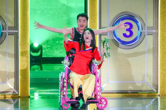 快乐大本营谢娜带伤上阵 搭档王祖蓝浮夸表演