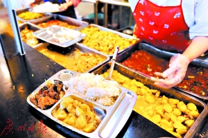 一些学校食堂都开设了“加餐窗口”。广州日报全媒体记者张宇杰摄(资料图片,图文无关)