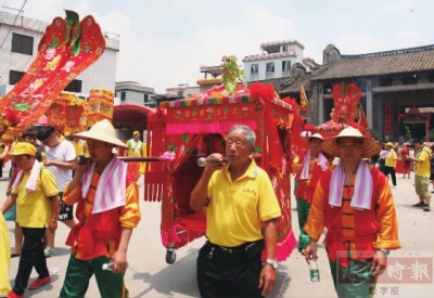 村民抬着载有神像的花轿巡游。珠江时报记者/谭兼之摄