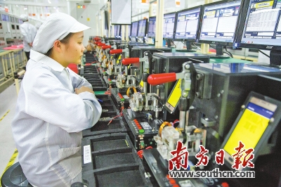 金立自动化生产中心,技术人员正在对手机进行功能测试。
