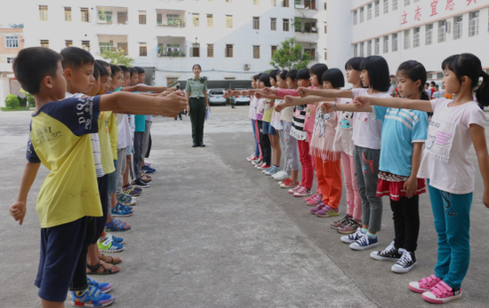 孩子们在教官带领下进行队列训练