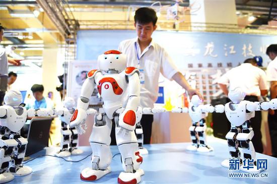 7月14日,工作人员在展示技工院校学生编程的机器人舞蹈。 新华社记者王建威 摄