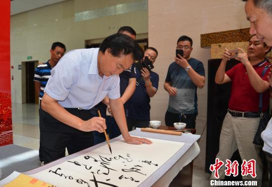 著名毛体书法家、惠州市文联主席安想珍为“铁军魂”题词。　颜新阳 摄