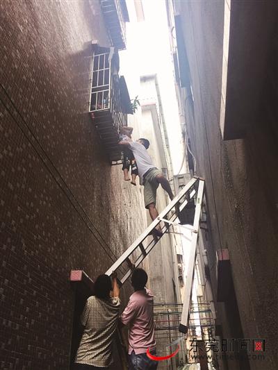 张威爬上梯子托举住小康的身体，其他邻居纷纷援手，最终成功把小康救下 通讯员供图