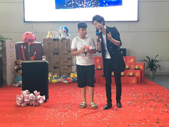 魔术师与现场车友互动,为现场增添了不少气氛
