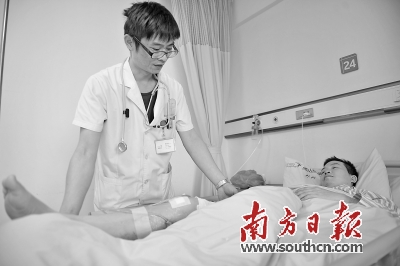 禅城社保局推进非户籍常住人口基本医疗保障公共服务均等化改革,广大居民和符合条件的异地务工人员随迁子女,均可享受基本与职工一致的医保待遇。 戴嘉信 摄