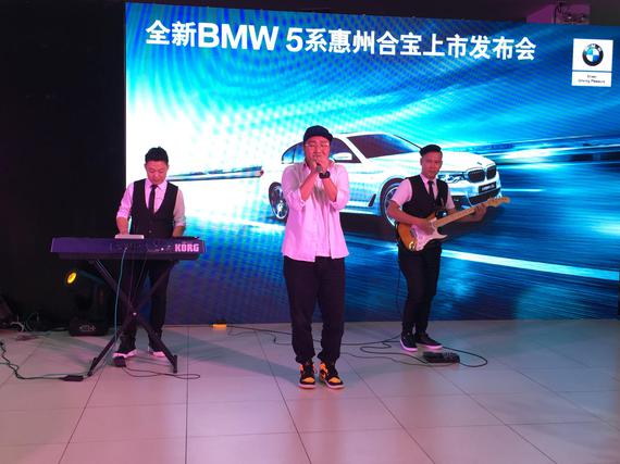 在乐队的优美旋律及歌声下,更能细细品鉴全新BMW 5系的奢华品味