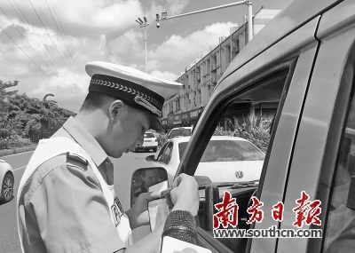 司机不礼让斑马线将被扣3分。南方日报记者 何建文 摄