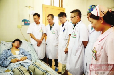 医护人员查看病人情况。