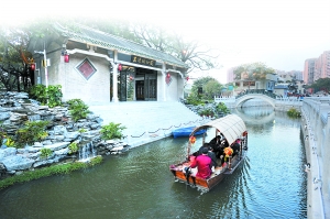 游客乘小艇游览风景优美的荔枝湾涌。广州日报全媒体记者 莫伟浓 摄