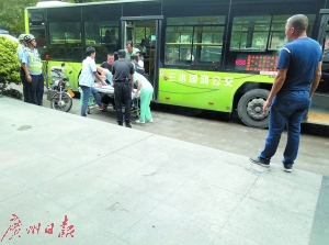 关伟贤将公交车开进了三水区人民医院急诊科门口。