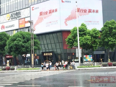 百花广场对出路口的对角线斑马线前，行人自觉等红灯。珠江时报记者/郭美欢摄