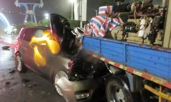 厢式货车左后侧外壳全部脱落,车内零件散落一地,其余4台车的头尾也都被撞击变形。