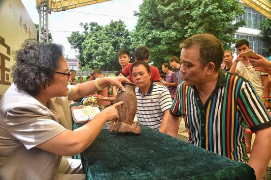 鉴宝专家免费为市民鉴宝，吸引了大批市民围观