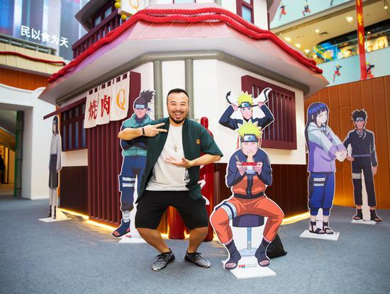 本土艺人何思谕和DJ王馨甜、金牌司仪SHOW MAN 玩转火影村!