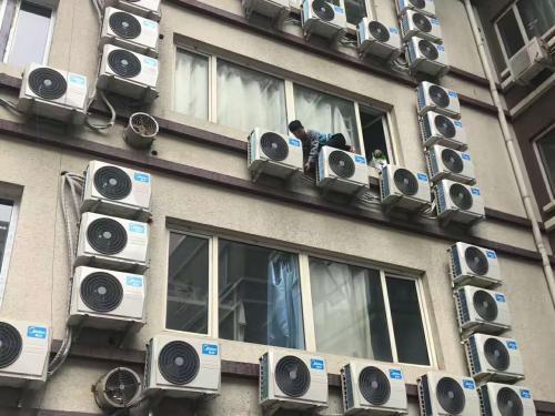 整治前,该出租房屋外墙墙面挂满了空调外机。北京市消防局 供图