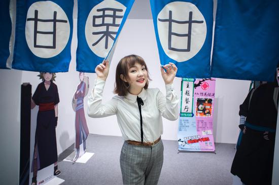 本土艺人何思谕和DJ王馨甜、金牌司仪SHOW MAN 玩转火影村!