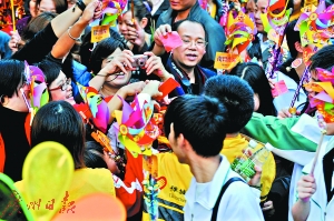 佛山市民爱心满满,总是踊跃参加慈善捐款活动。(资料图片)