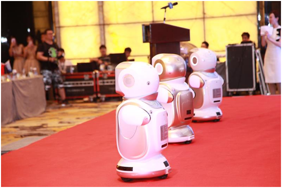 会前最吸引嘉宾的的是机器人小宝，近距离与小宝的互动，能进一步感受到科技的进步。
