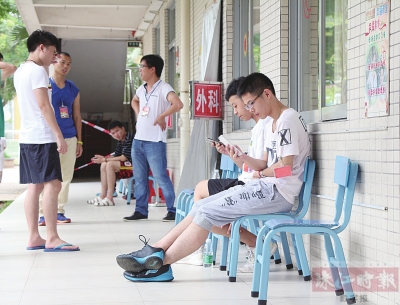 报名应征的青年在门外耐心等候。特约通讯员/吴泳摄