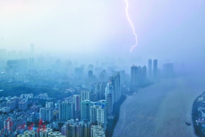 昨日下午，广州迎来一场突如其来的雷阵雨，闪电不时划过天空。广州日报全媒体记者苏俊杰摄