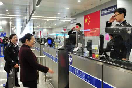 中山边检站首创机场直通服务 往来澳门通关仅