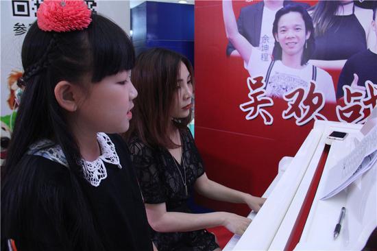 广东省十大流行钢琴女演奏家陈思桦老师现场助阵十强选手