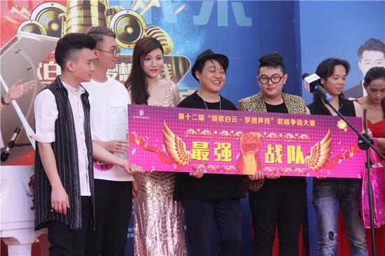 经过强强pk,吴欢老师带领的红队获得“最强战队”