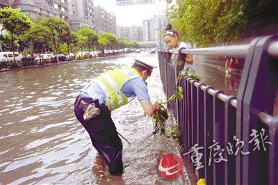 王云峰用手清理排水口