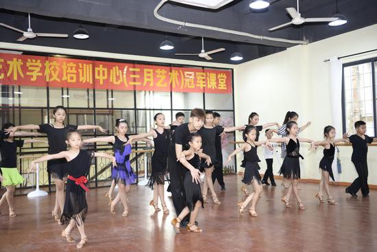 黑池拉丁舞冠军李庭辉和张茵茵回湛江传舞艺