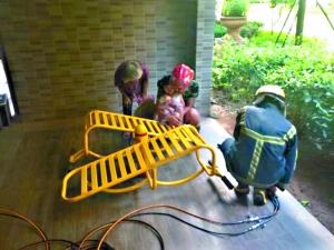 消防队员解救被困小女孩。