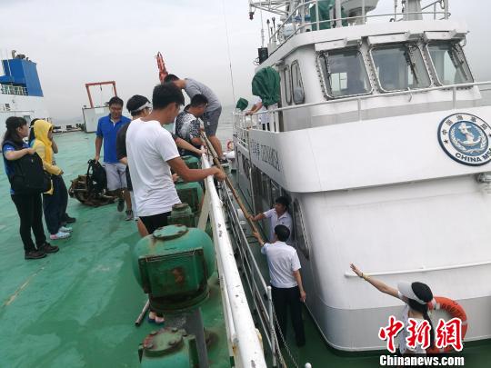 转移遇险科研人员 王琳 摄
