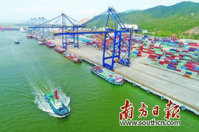 珠海高栏港多式联运全面开花,上半年货物吞吐量同比增长41%。 关铭荣 摄