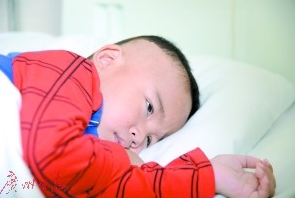 吴文伟才两岁多就已双目失明。