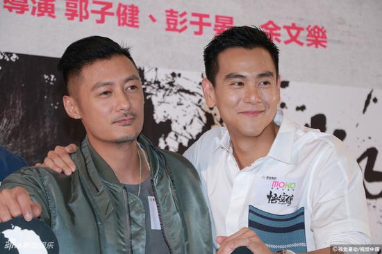 新浪娱乐讯 彭于晏、余文乐在港出席《悟空传》见面会,二人互赞对方越来越帅。余文乐坦言为“二郎神”特别操练肌肉很辛苦,特别是看到彭于晏可以吃火锅自己却不能吃,又表示现在也有继续锻练但不会和之前那样很特意。问及两人会否在台上比拼肌肉,二人均表示两个男的在台上拼肌肉会很奇怪。而彭于晏则笑言自己的肌肉没有余文乐那么棒。(TUNGSTAR/图)