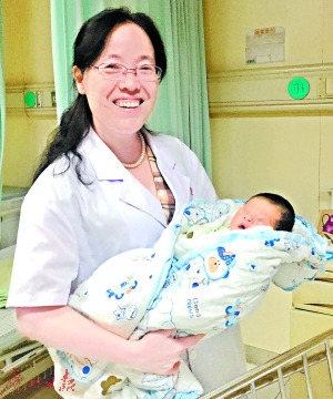 李秀艳抱着获救女婴。
