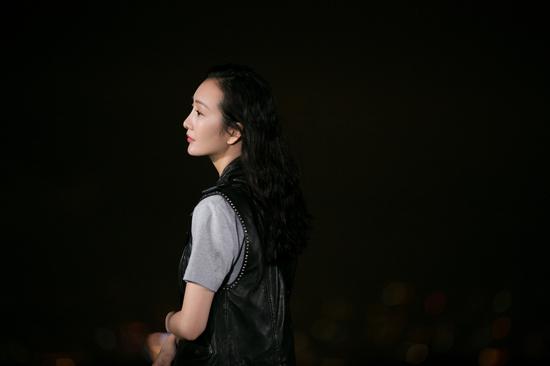 新浪娱乐讯 《我们相爱吧》王鸥变身机车少女夜游阳明山,在台北夜景的气氛烘托下,王鸥借《王子变青蛙》里的经典桥段,大喊单均昊,上演偶像剧式告白。
