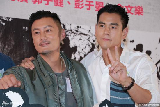 新浪娱乐讯 彭于晏、余文乐在港出席《悟空传》见面会,二人互赞对方越来越帅。余文乐坦言为“二郎神”特别操练肌肉很辛苦,特别是看到彭于晏可以吃火锅自己却不能吃,又表示现在也有继续锻练但不会和之前那样很特意。问及两人会否在台上比拼肌肉,二人均表示两个男的在台上拼肌肉会很奇怪。而彭于晏则笑言自己的肌肉没有余文乐那么棒。(TUNGSTAR/图)