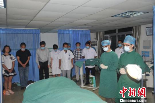 医护人员向陈德权遗体告别。许哲 摄