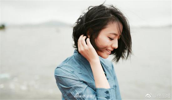 新浪娱乐讯 8月8日是演员佟丽娅的生日。零点刚过,何炅、张蓝心等众多明星好友分别为其送上了祝福。佟丽娅也在个人微博中晒出夏日海边写真,垂头挽发露出甜甜笑容,在远处大海的映衬下更显洒脱。