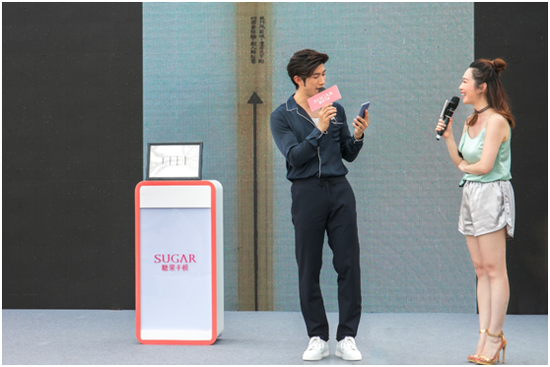 图/李治廷现场展示糖果手机F11“5000万像素 可放大22倍”