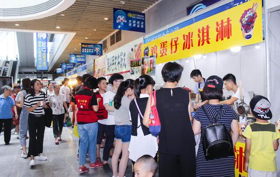 本届书香节在一楼设有美食街，供市民品尝