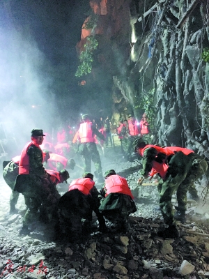 8月9日凌晨，在四川阿坝州九寨沟县漳扎镇一处旅游设施内，武警官兵展开救援。新华社发