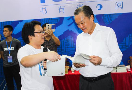 惠州市委书记、市人大常委会主任陈奕威参观展会