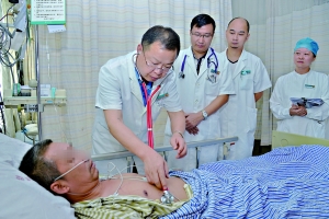 医生在给患者检查身体情况。